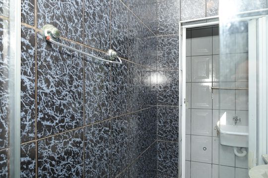 Banheiro de casa para alugar com 2 quartos, 45m² em Vila Monte Santo, São Paulo
