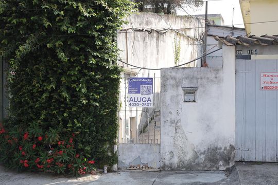 Placa GRANDE instalada no portão do imóvel, dia 28.09.2026 - Código da placa: HVTG-220 de casa para alugar com 2 quartos, 45m² em Vila Monte Santo, São Paulo