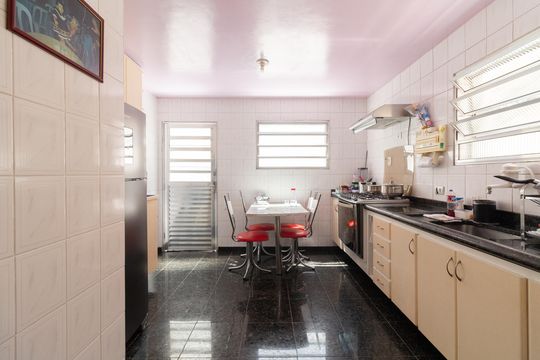 Cozinha de casa de condomínio à venda com 3 quartos, 150m² em Jardim Monte Alegre, São Paulo