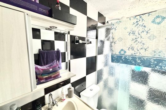 Banheiro de apartamento à venda com 2 quartos, 57m² em Jardim Artur Alvim, São Paulo