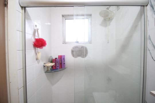 Banheiro de apartamento à venda com 2 quartos, 42m² em Rubem Berta, Porto Alegre