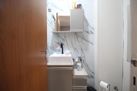 Banheiro de apartamento à venda com 2 quartos, 42m² em Rubem Berta, Porto Alegre