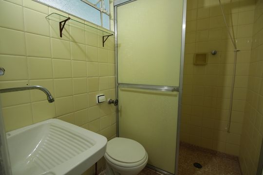 Banheiro de kitnet/studio para alugar com 1 quarto, 28m² em Boqueirão, Santos