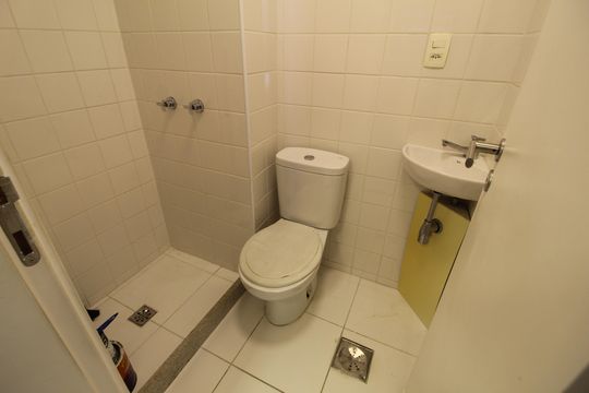 Banheiro de Serviço de apartamento para alugar com 2 quartos, 90m² em Barra Olímpica, Rio de Janeiro
