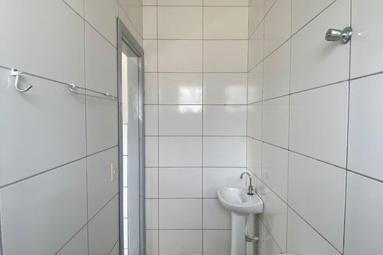 banheiro de kitnet/studio para alugar com 1 quarto, 35m² em Casa Branca, Belo Horizonte