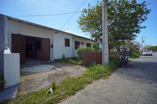 Fachada  de casa para alugar com 2 quartos, 120m² em Campeche, Florianópolis