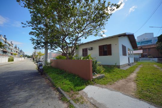 Fachada  de casa para alugar com 2 quartos, 120m² em Campeche, Florianópolis