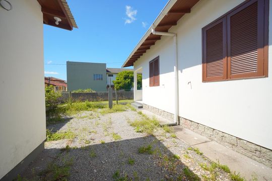 Quintal de casa para alugar com 2 quartos, 120m² em Campeche, Florianópolis