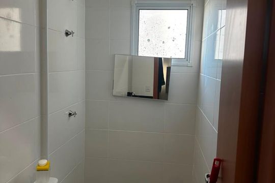 Banheiro 1 de apartamento para alugar com 2 quartos, 53m² em Novo Mundo, Uberlândia