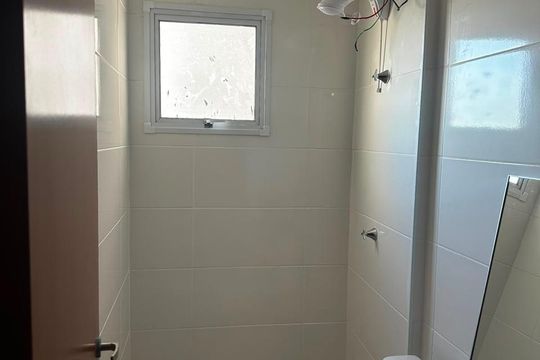 Banheiro 2 de apartamento para alugar com 2 quartos, 53m² em Novo Mundo, Uberlândia
