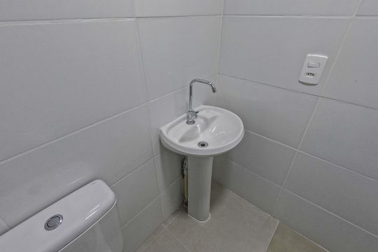 Banheiro de apartamento para alugar com 2 quartos, 48m² em Loteamento City Jaragua, São Paulo