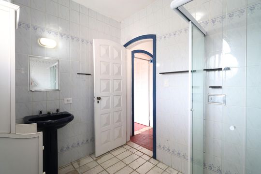 Banheiro Social de casa para alugar com 4 quartos, 450m² em Vila Romana, São Paulo