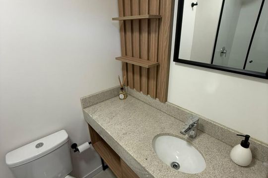 Banheiro de kitnet/studio para alugar com 1 quarto, 30m² em Rio Branco, Porto Alegre
