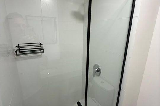 Banheiro de kitnet/studio para alugar com 1 quarto, 30m² em Rio Branco, Porto Alegre