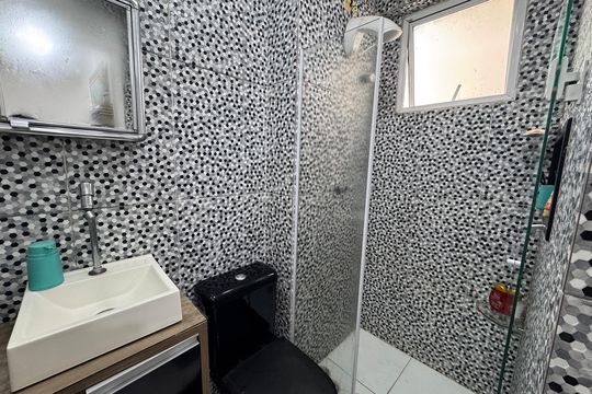 Banheiro de apartamento à venda com 2 quartos, 56m² em Padroeira, Osasco