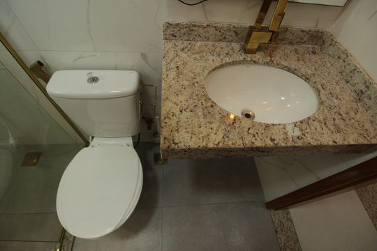 Banheiro de casa de condomínio para alugar com 2 quartos, 88m² em Campo Grande, Santos