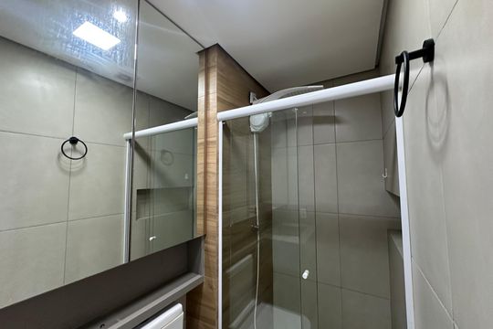 Banheiro da Suíte de apartamento à venda com 2 quartos, 56m² em Vila Sao Luiz (valparaizo), Barueri