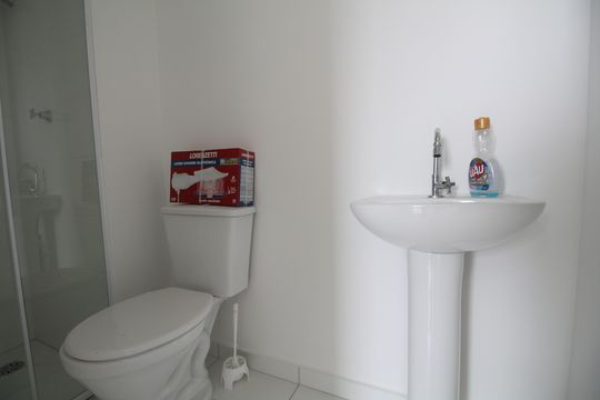 Banheiro de apartamento para alugar com 1 quarto, 27m² em Morumbi, São Paulo