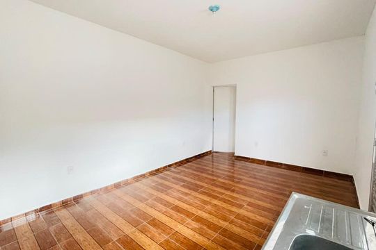 Sala e cozinha de kitnet/studio para alugar com 2 quartos, 20m² em Parque Mirante da Mata, Cotia