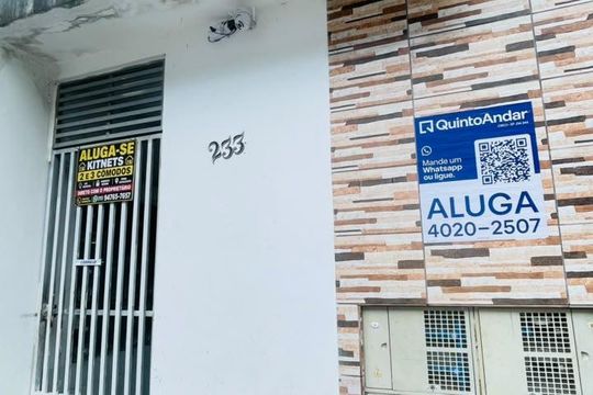 Fachada com placa de kitnet/studio para alugar com 2 quartos, 20m² em Parque Mirante da Mata, Cotia
