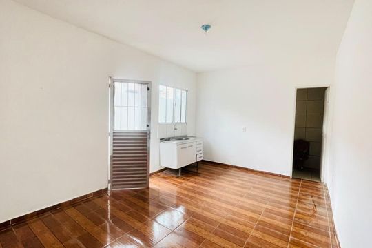 Sala e cozinha de kitnet/studio para alugar com 2 quartos, 20m² em Parque Mirante da Mata, Cotia