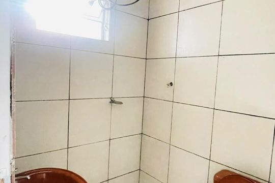 Banheiro de kitnet/studio para alugar com 2 quartos, 20m² em Parque Mirante da Mata, Cotia