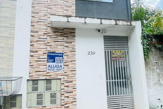 Fachada com placa de kitnet/studio para alugar com 2 quartos, 30m² em Parque Mirante da Mata, Cotia