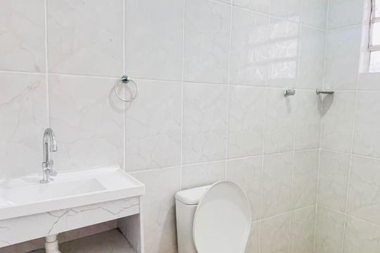 Banheiro de kitnet/studio para alugar com 2 quartos, 30m² em Parque Mirante da Mata, Cotia