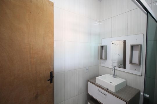Banheiro de apartamento para alugar com 2 quartos, 64m² em Farrapos, Porto Alegre