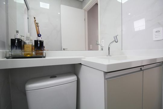 Banheiro de apartamento para alugar com 2 quartos, 41m² em Parque Arariba, São Paulo