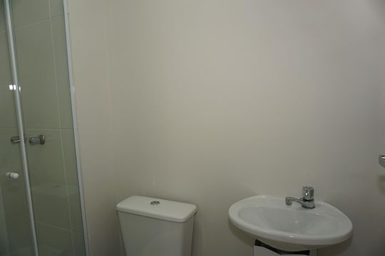 Banheiro de serviço de apartamento para alugar com 3 quartos, 82m² em Jardim Branca Flor, Embu das Artes