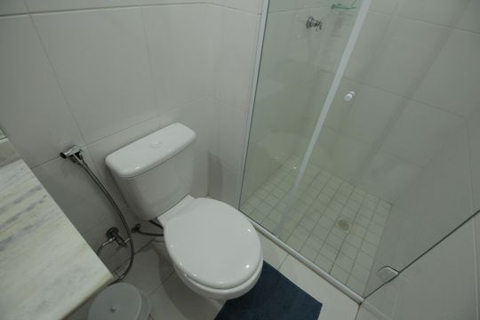 Banheiro de apartamento para alugar com 2 quartos, 77m² em Pompéia, Santos