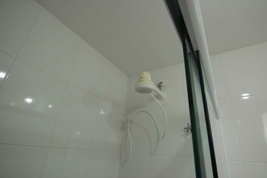 Banheiro da Suíte de apartamento para alugar com 2 quartos, 77m² em Pompéia, Santos