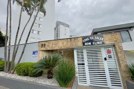Placa instalada na fachada do imóvel  de apartamento para alugar com 2 quartos, 57m² em Jardim Bom Clima, Guarulhos