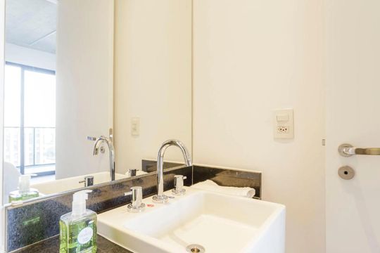 Banheiro de kitnet/studio para alugar com 1 quarto, 42m² em Vila Olímpia, São Paulo