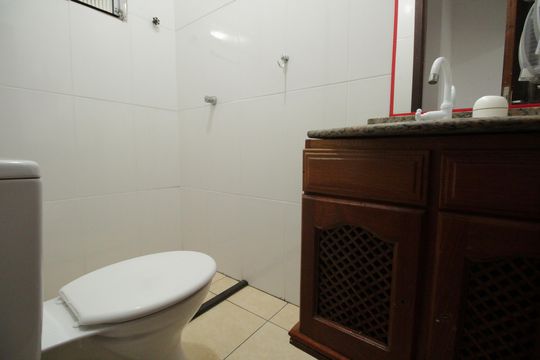 Banheiro 1 de casa para alugar com 2 quartos, 120m² em Gonzaga, Santos
