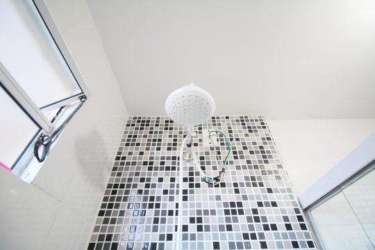 Banheiro de apartamento à venda com 2 quartos, 56m² em Jardim Salete, Taboão da Serra