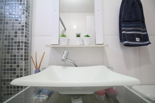 Banheiro de apartamento à venda com 2 quartos, 56m² em Jardim Salete, Taboão da Serra