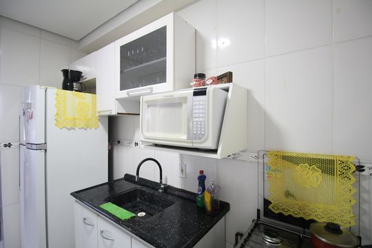 Cozinha de apartamento à venda com 2 quartos, 56m² em Jardim Salete, Taboão da Serra