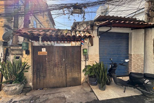 Fachada de casa para alugar com 1 quarto, 58m² em Recreio dos Bandeirantes, Rio de Janeiro