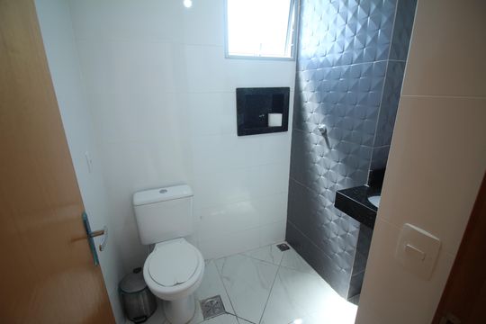 Banheiro de apartamento à venda com 2 quartos, 58m² em Glória, Belo Horizonte