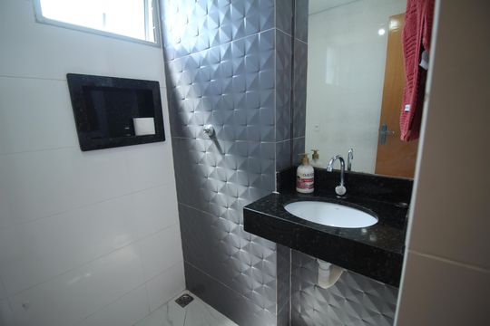 Banheiro de apartamento à venda com 2 quartos, 58m² em Glória, Belo Horizonte