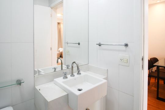 Banheiro de kitnet/studio para alugar com 1 quarto, 48m² em Moema, São Paulo