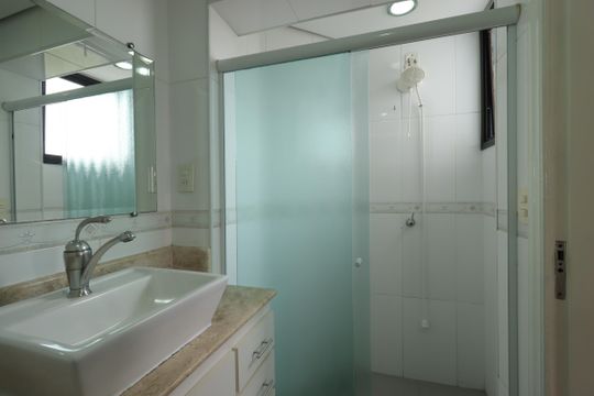 Banheiro da Suíte de apartamento à venda com 3 quartos, 98m² em Vila Curuçá, Santo André