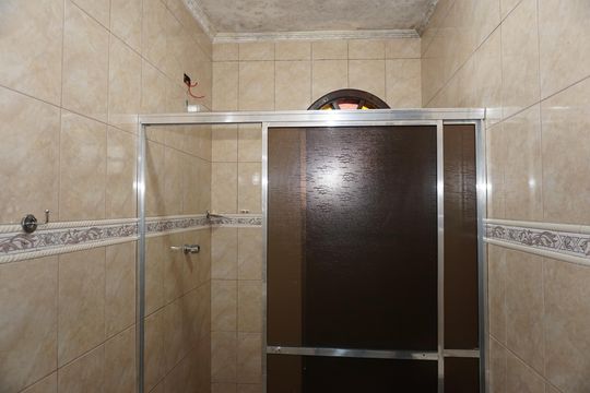 Banheiro de casa para alugar com 2 quartos, 75m² em Chácaras São Marcos, Embu das Artes