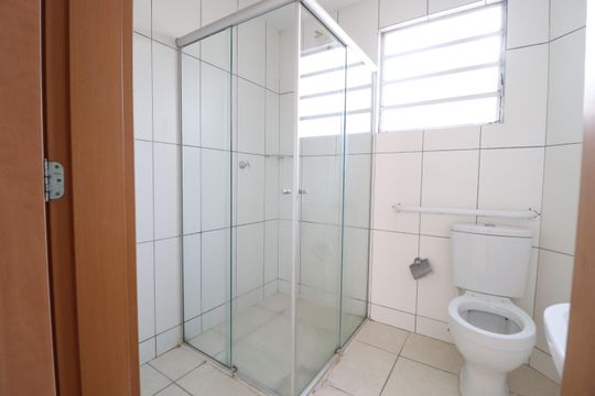 Banheiro Social de apartamento para alugar com 2 quartos, 48m² em Jardim Holanda, Uberlândia