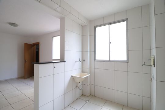 Cozinha de apartamento para alugar com 2 quartos, 48m² em Jardim Holanda, Uberlândia