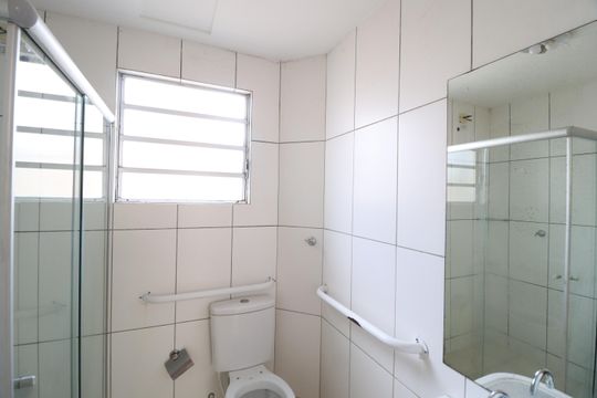 Banheiro Social de apartamento para alugar com 2 quartos, 48m² em Jardim Holanda, Uberlândia