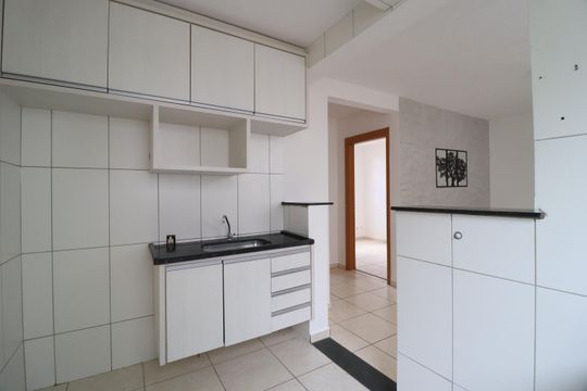 Cozinha de apartamento para alugar com 2 quartos, 48m² em Jardim Holanda, Uberlândia