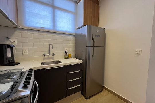 Cozinha de apartamento para alugar com 1 quarto, 56m² em Barra da Tijuca, Rio de Janeiro